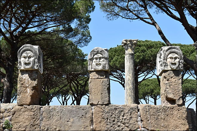 Masques de théâtre à Ostia Antica